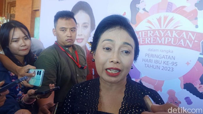 Menteri PPPA Bintang Puspayoga saat diwawancarai di Denpasar, Senin (18/12/2023).