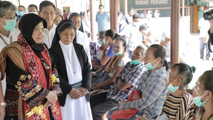 Menteri Sosial (Mensos) Tri Rismaharini saat meninjau operasi katarak di Rumah Sakit Katolik Marianum (RSKM) Halilulik, Kabupaten Belu, NTT, Senin (18/12/2023). (Foto: Dok. Humas Kemensos)