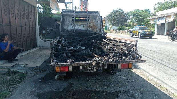 Mobil pikap muat paket AC di Blitar ludes terbakar