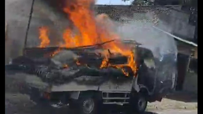 Mobil pikap muat paket AC di Blitar ludes terbakar