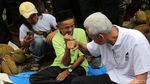 Foto-foto Ganjar Lesehan Makan Durian Bersama Warga