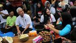 Foto-foto Ganjar Lesehan Makan Durian Bersama Warga
