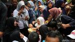 Foto-foto Ganjar Lesehan Makan Durian Bersama Warga