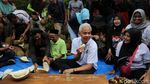 Foto-foto Ganjar Lesehan Makan Durian Bersama Warga
