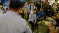 Calon wakil presiden nomor urut 2 Gibran Rakabuming Raka (tengah) menghadiri pertemuan dengan pelaku ekonomi kreatif di Warung Kopi Aming, Pontianak, Kalimantan Barat, Minggu (17/12/2023) malam.   