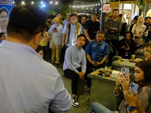 Momen Gibran Ngopi Bareng Pelaku Ekonomi Kreatif di Pontianak