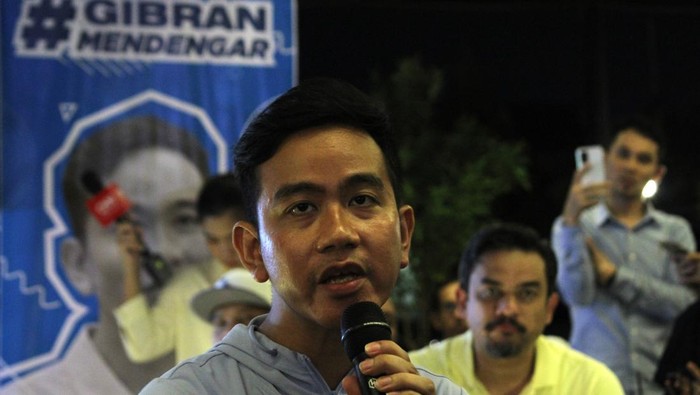Calon wakil presiden nomor urut 2 Gibran Rakabuming Raka (tengah) menghadiri pertemuan dengan pelaku ekonomi kreatif di Warung Kopi Aming, Pontianak, Kalimantan Barat, Minggu (17/12/2023) malam. Selain menerima berbagai pendapat tentang pengembangan ekonomi kreatif daerah setempat, Gibran juga berbicara tentang pembangunan Ibu Kota Negara (IKN) Nusantara. ANTARA FOTO/Jessica Wuysang