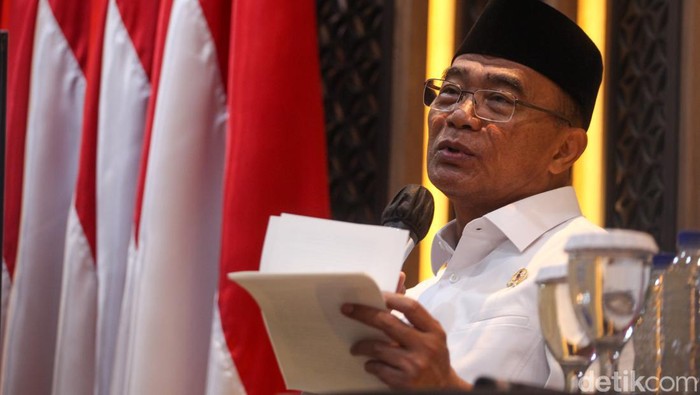 Momen Menko PMK Bicara Strategi 0% Kemiskinan Ekstrem di 2024 Menko PMK Muhadjir Effendy berbicara mengenai strategi penghapusan kemiskinan ekstrem di Kemenko PMK, Jakarta, Senin (18/12/2023). Hal ini sesuai target Presiden Jokowi yang ingin tidak ada lagi kemiskinan ekstrem.