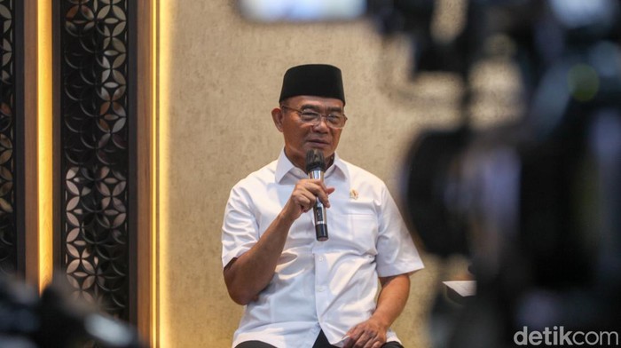 Menko PMK Muhadjir Effendy berbicara mengenai strategi penghapusan kemiskinan ekstrem di Kemenko PMK, Jakarta, Senin (18/12/2023). Hal ini sesuai target Presiden Jokowi yang ingin tidak ada lagi kemiskinan ekstrem.