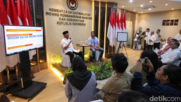 Menko PMK Muhadjir Effendy berbicara mengenai strategi penghapusan kemiskinan ekstrem di Kemenko PMK, Jakarta, Senin (18/12/2023). Hal ini sesuai target Presiden Jokowi yang ingin tidak ada lagi kemiskinan ekstrem.