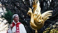 Desember 2023, Seekor ayam jago berlapis emas diubah menjadi burung phoenix dan dikembalikan ke puncak menara yang melambangkan kelahiran kembali Notre Dame. REUTERS/Christian Hartmann
