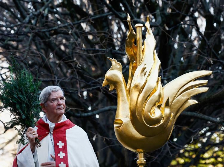 Momen Pemasangan Ayam Jantan Baru di Puncak Katedral Notre Dame