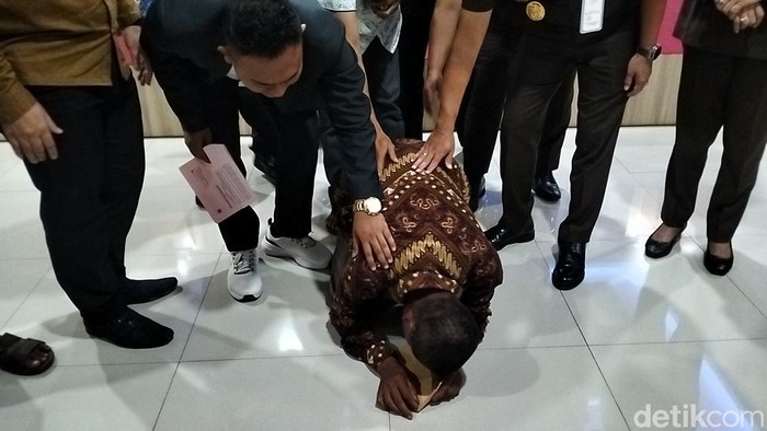 Muhyani sujud syukur terima SKP2. (Bahtiar/detikcom)