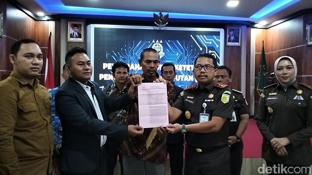 Muhyani sujud syukur terima SKP2. (Bahtiar/detikcom)
