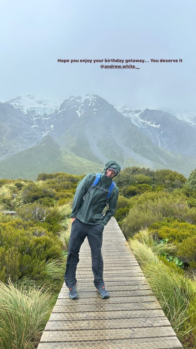 Tak hanya untuk liburan, kepergian pasangan tersebut ke New Zealand juga sekalius untuk merayakan ulang tahun Andrew White. Bisa menghabiskan waktu berdua istri ditambah dengan menjajal pengalaman baru tentunya akan menjadi momen yang sulit dilupakan. Foto: Instagram/@nanamirdad