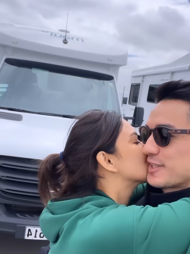 Uniknya kali ini Nana dan Andrew memilih untuk menyewa sebuah mobil campervan dan tinggal di dalam mobil tersebut selama berada di New Zealand. Ia pun sempat membagikan potret ranjang susun yang digunakannya dengan Andrew. Foto: Instagram/@nanamirdad