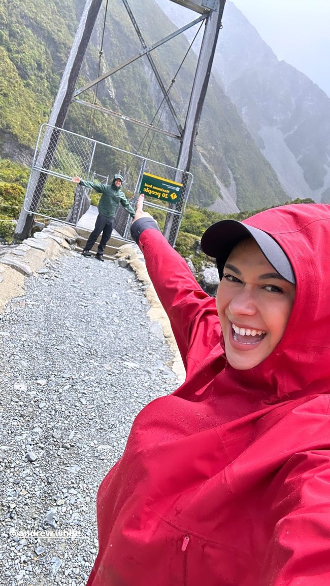 Trekking sambil melihat pemandangan alam yang begitu indah membuat Nana dan Andrew tampak begitu bersemangat dan juga bahagia. Lihat saja potret keduanya saat memamerkan senyum sumringah mereka. Foto: Instagram/@nanamirdad