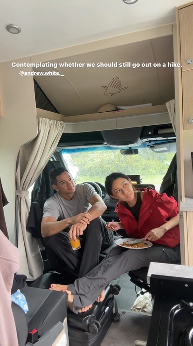 Walau tak terlalu besar namun mobil campervan yang digunakan Nana dan Andrew tampak cukup nyaman. Terlihat Nana dan Andrew yang sedang makan di dalam mobil campervan yang disewanya. Foto: Instagram/@nanamirdad