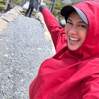 Trekking sambil melihat pemandangan alam yang begitu indah membuat Nana dan Andrew tampak begitu bersemangat dan juga bahagia. Lihat saja potret keduanya saat memamerkan senyum sumringah mereka. Foto: Instagram/@nanamirdad