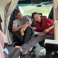 Walau tak terlalu besar namun mobil campervan yang digunakan Nana dan Andrew tampak cukup nyaman. Terlihat Nana dan Andrew yang sedang makan di dalam mobil campervan yang disewanya. Foto: Instagram/@nanamirdad