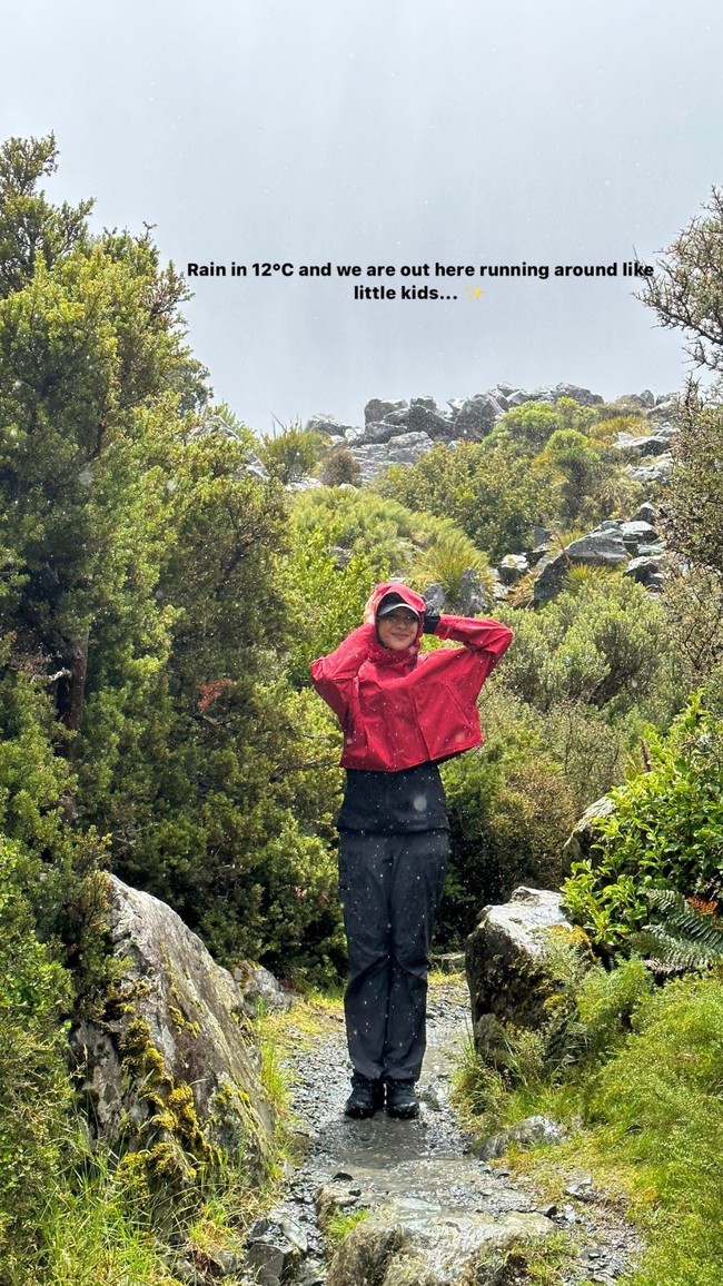 Ketika berada di sana, Nana juga menyempatkan untuk trekking bersama sang suami. Meski sedang turun hujan namun dirinya terlihat tetap bahagia dan begitu menikmati momen liburannya. Foto: Instagram/@nanamirdad