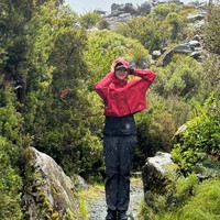 Ketika berada di sana, Nana juga menyempatkan untuk trekking bersama sang suami. Meski sedang turun hujan namun dirinya terlihat tetap bahagia dan begitu menikmati momen liburannya. Foto: Instagram/@nanamirdad