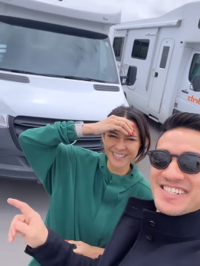 Nana Mirdad bersama Andrew White saat ini sedang asik menghabiskan waktu berdua di New Zealand. Kali ini keduanya terlihat berlibur tanpa ditemani dua orang anak mereka, Jason dan Sarah. Foto: Instagram/@nanamirdad