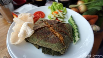 Nikmati Sensasi Nasgor Unik Sambil Berendam Air Panas di Mojokerto