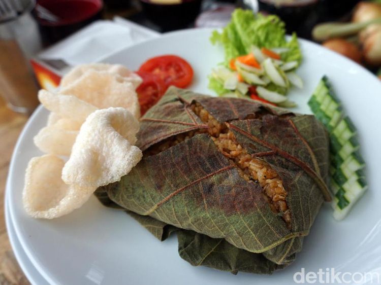 Nikmati Sensasi Nasgor Unik Sambil Berendam Air Panas di Mojokerto