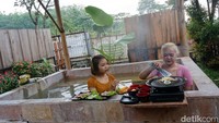Bahkan, para pengunjung juga bisa menyantapnya sambil berendam di kolam air panas privat yang disediakan The Forest Onsen kapan saja. Destinasi wisata ini buka 24 jam setiap hari.