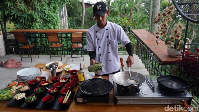 Nikmati Nasgor Unik Sambil Berendam air Panas di Mojokerto Menikmati sensasi kuliner nargor unik sambil berendam air panas privet di Mojokerto, Senin (18/12/2023).