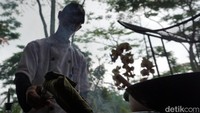 Yang membuat rasanya benar-benar autentik, yakni karena dibungkus daun jati muda, lalu dipanggang. Sehingga, aroma smoky khas nasi bakar dan aroma daun jati begitu terasa.