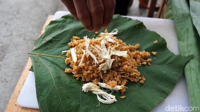 Nikmati Nasgor Unik Sambil Berendam air Panas di Mojokerto Menikmati sensasi kuliner nargor unik sambil berendam air panas privet di Mojokerto, Senin (18/12/2023).
