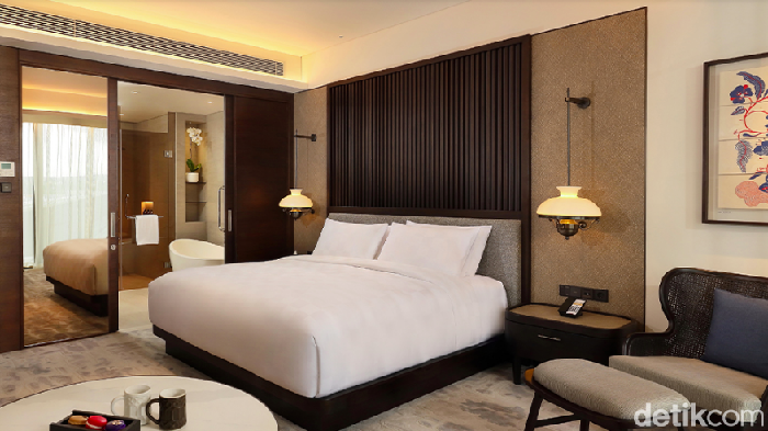 Bermalam di Padma Hotel Semarang kamu akan merasakan pelayanan kelas bintang lima. Ada kamar yang memiliki akses langsung ke kolam renang!