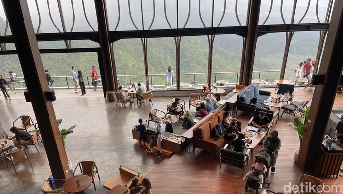 Pahdi Specialty Coffee dibuka pada 23 Agustus 2023 dan dinobatkan sebagai coffee shop terbesar di Asia Tenggara.
