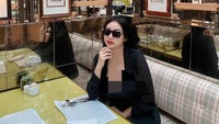 Restoran yang mewah dan keren diburu olehnya. Tak lupa bergaya kece sambil menunggu pesanan makanannya datang disajikan. Foto: Instagram/pamelaaaasafitri