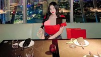 Lagi-lagi Pamela Safitri selalu memilih hidangan Jepang sebagai comfort foodnya. Ia memilih restoran Jepang dengan pemandanga  lampu kota Jakarta dari ketinggian. Foto: Instagram/pamelaaaasafitri