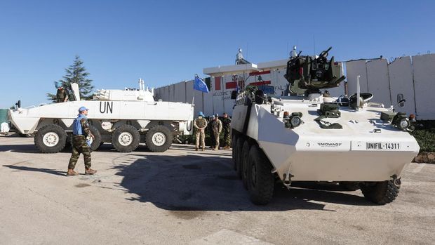 Pasukan keamanan PBB di Lebanon (UNIFIL) patroli wilayah di dekat desa Maroun al-Ras dekat perbatasan Lebanon-Israel, di Lebanon selatan. (REUTERS/Aziz Taher)