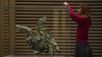 Kurator yang bertanggung jawab atas Galerie des moulages di Cité de larchitecture et du patrimoine, Isabelle Marquette, memasang panel kaca di sekeliling ayam jago ikonik yang pernah berada di puncak menara katedral Notre-Dame di Paris, Jumat, 15 Desember 2023.