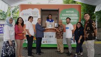 Kasubdit Tata Laksana Produsen Direktorat Pengurangan Sampah Kementerian Lingkungan Hidup dan Kehutanan Republik Indonesia - Ujang Solihin Sidik, didampingi oleh Presiden Direktur PT Nestle Indonesia Samer Chedid, Direktur Hero Supermarket, Hendy, Direktur Sales PT Nestle Indonesia, Windy Cahyaning Wulan dan Co-Founder dan CEO Rekosistem Ernest Layman turut berpartisipasi dalam mengumpulkan sampah plastik dan menyerahkannya pada Waste Station Nestle X Hero di Hero Supermarket Taman Alfa Indah, Joglo.  