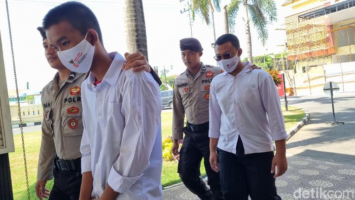 Dua pelaku pengeroyokan terhadap mantan teman sekolah di ringroad selatan, Bantul.