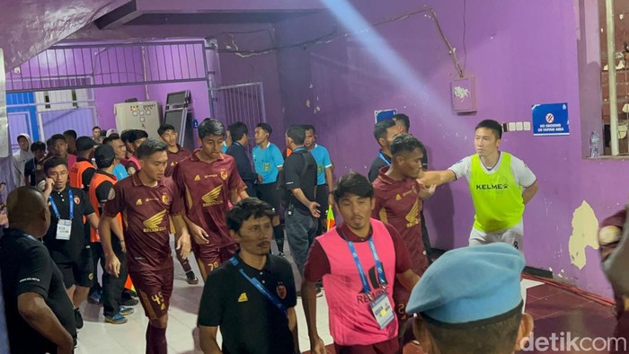 Pemain PSM saat memasuki stadion untuk menuntaskan laga