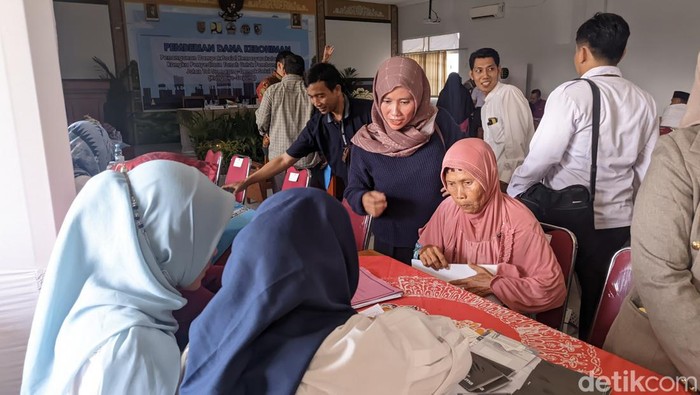 Pembagian uang kerahiman ganti rugi tol di Sayng, Semak, Senin (18/12/2023).