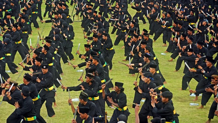 Sejumlah pesilat mengikuti atraksi pencak silat jurus Tapak Karuhun Banten di Serang, Minggu (17/12/2023). Sebanyak 4.500 pesilat mengikuti pemecahan rekor MURI (Museum Rekor Indonesia) untuk memainkan jurus silat Tapak Karuhun terbanyak guna melestarikan seni bela diri warisan leluhur Indonesia. ANTARA FOTO/Asep Fathulrahman/aww.