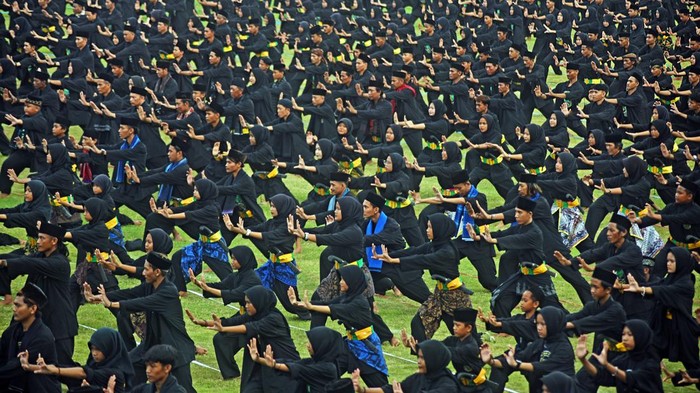 Sejumlah pesilat mengikuti atraksi pencak silat jurus Tapak Karuhun Banten di Serang, Minggu (17/12/2023). Sebanyak 4.500 pesilat mengikuti pemecahan rekor MURI (Museum Rekor Indonesia) untuk memainkan jurus silat Tapak Karuhun terbanyak guna melestarikan seni bela diri warisan leluhur Indonesia. ANTARA FOTO/Asep Fathulrahman/aww.