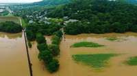Banjir juga mengakibatkan arus lalu lintas terputus.