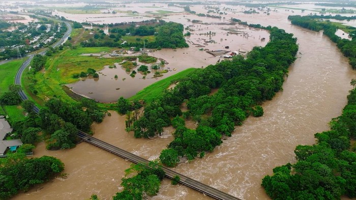 Banjir yang disebabkan oleh hujan deras menerjang Cairns, Queensland, Australia, Senin (18/12/2023). Begini penampakannya dari udara.