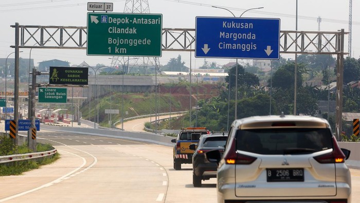 Kendaraan operasional Jasa Marga melintas di Jalan Tol Serpong - Cinera Seksi 2 saat melakukan peninjauan persiapan rencana pengoperasian fungsional di kawasan Pamulang, Tangerang Selatan, Banten, Senin (18/12/2023). Kementerian Pekerjaan Umum dan Perumahan Rakyat (PUPR) bersama Badan Usaha Jalan Tol (BUJT) berencana akan mulai mengoperasikan Tol Cinere - Jagorawi ruas Limo - Krukut secara penuh pada Rabu (20/12/2023) pukul 00.00 WIB. ANTARA FOTO/Muhammad Iqbal/tom.
