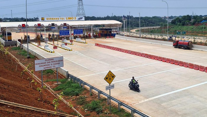 Penampakan Tol Cijago yang Lusa Bakal Beroperasi Penuh Kendaraan operasional Jasa Marga melintas di Jalan Tol Serpong - Cinera Seksi 2 saat melakukan peninjauan persiapan rencana pengoperasian fungsional di kawasan Pamulang, Tangerang Selatan, Banten, Senin (18/12/2023). Kementerian Pekerjaan Umum dan Perumahan Rakyat (PUPR) bersama Badan Usaha Jalan Tol (BUJT) berencana akan mulai mengoperasikan Tol Cinere - Jagorawi ruas Limo - Krukut secara penuh pada Rabu (20/12/2023) pukul 00.00 WIB. ANTARA FOTO/Muhammad Iqbal/tom.