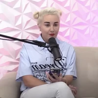 Amanda menyebut operasi tersebut bagaikan sebuah pengalaman yang mengubah hidupnya. Itu adalah salah satu hal terbaik yang pernah aku lakukan untuk membangkitkan rasa percaya diri dan aku merasa lebih nyaman menjadi diri sendiri, tambahnya. (Foto: TikTok/@amandaamandaamanda1986)